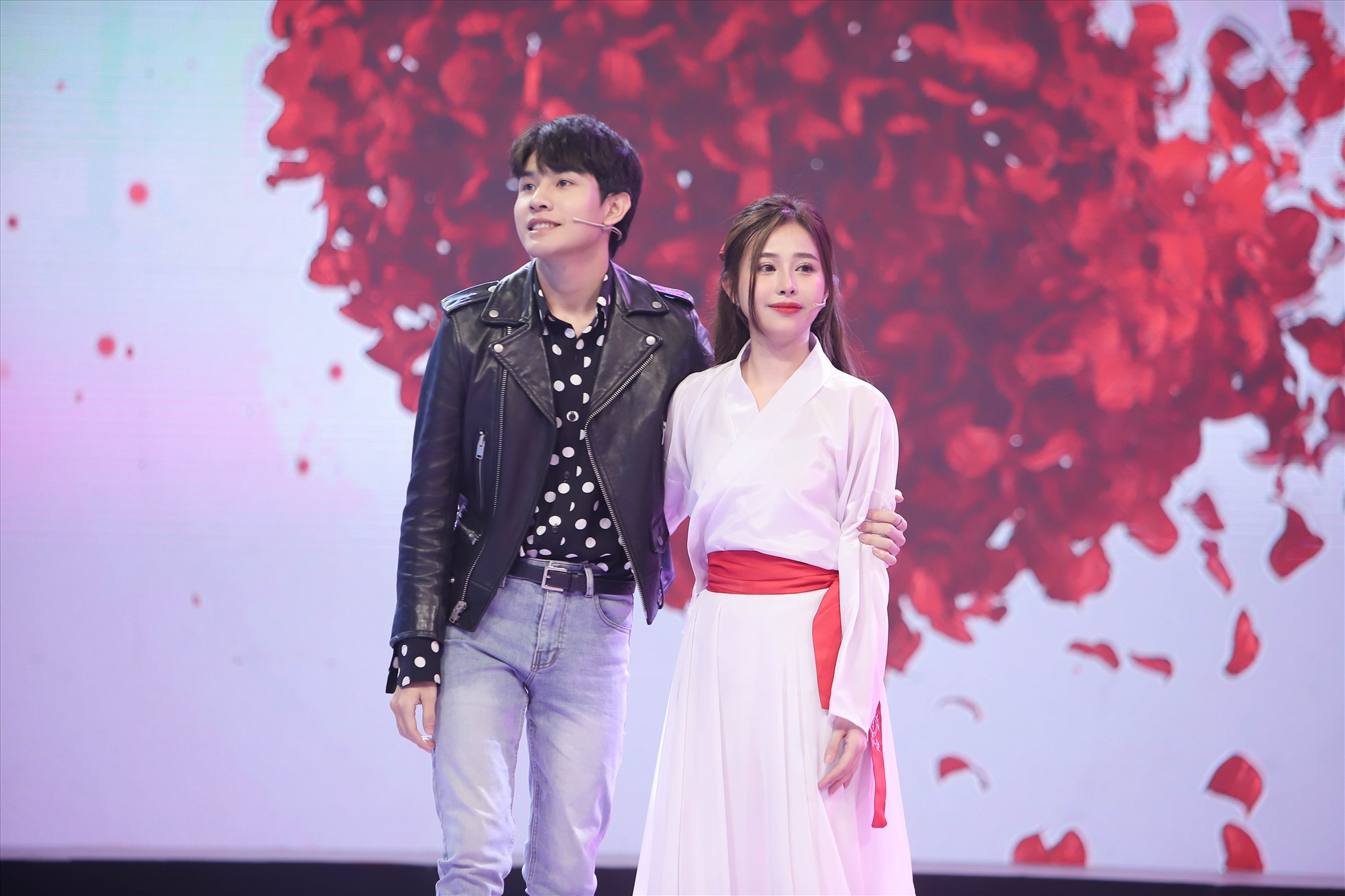 Cặp đôi ra về sau màn chia sẻ ngọt ngào tại "Tỏ tình hoàn mỹ". Ảnh: Nhà sản xuất.