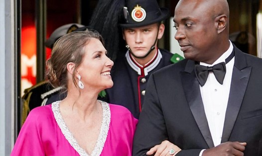 Công chúa Na Uy Martha Louise và hôn phu Durek Verrett. Ảnh: AFP