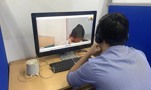 Doanh nghiệp phỏng vấn trực tuyến với người lao động. Ảnh Quang Minh
