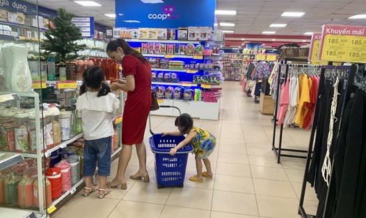 Nhiều siêu thị, cửa hàng tại Hà Nội đang giảm giá mạnh. Ảnh: Tiến Phát.