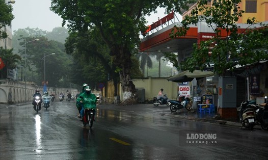 Từ đêm nay Hà Nội trở mưa, giảm nhiệt. Ảnh: Nguyễn Long.