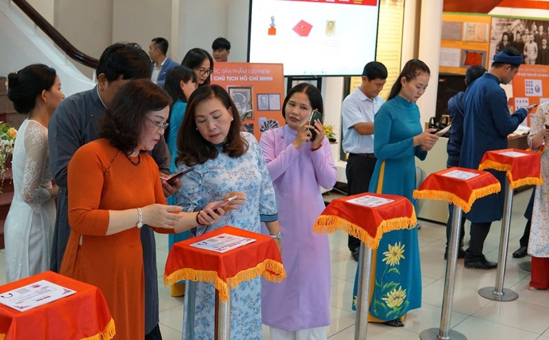 Ra mắt Hệ thống thuyết minh tự động. Ảnh: Bảo tàng Hồ Chí Minh Thừa Thiên Huế.