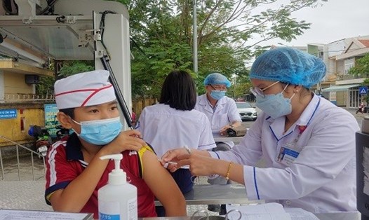 Tiêm vaccine phòng COVID-19 cho học sinh. Ảnh: CDC Thừa Thiên Huế.