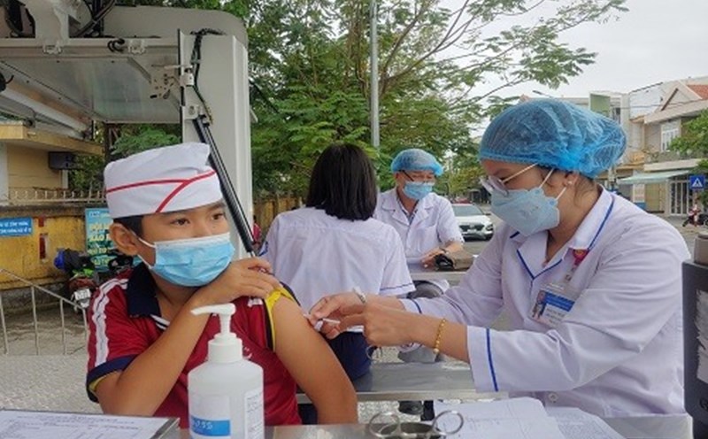 Tiêm vaccine phòng COVID-19 cho học sinh. Ảnh: CDC Thừa Thiên Huế.