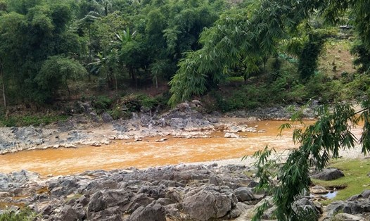 Nước sông đoạn qua xã A Bung, huyện Đakrông, tỉnh Quảng Trị chuyển màu dù trời không có mưa vào ngày 22.11. Ảnh: Hưng Thơ.