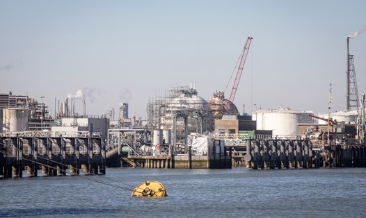 Rotterdam là điểm đến còn lại cuối cùng của dầu thô Nga ở phía bắc Châu Âu. Ảnh: AFP