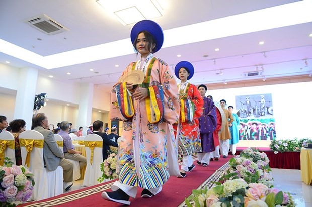 Áo nhật bình thời Nguyễn vốn là lễ phục, chuyên được mặc trong các dịp đặc biệt trong triều đình. Ảnh: TTXVN