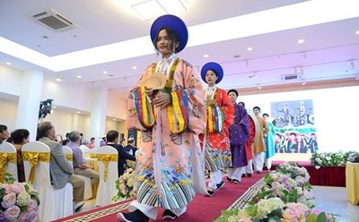 Áo nhật bình thời Nguyễn vốn là lễ phục, chuyên được mặc trong các dịp đặc biệt trong triều đình. Ảnh: TTXVN