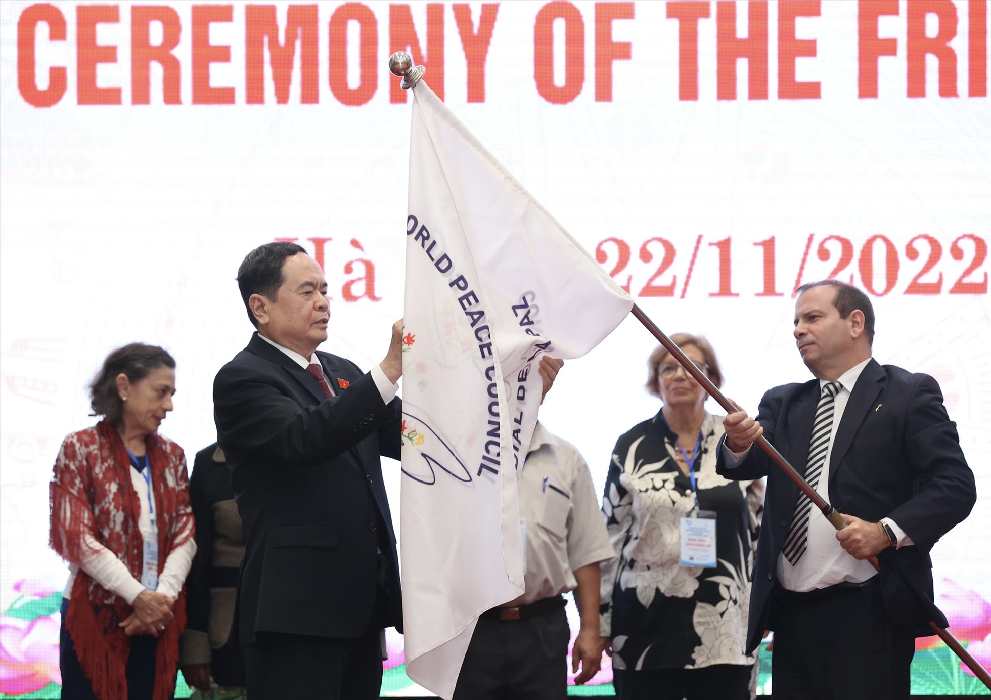 Nhân dịp Đại hội lần thứ 22 của Hội đồng Hòa bình thế giới tổ chức tại Việt Nam, Chủ tịch nước CHXHCN Việt Nam đã quyết định tặng Huân chương Hữu nghị cho Hội đồng Hòa bình thế giới. Ảnh: Thanh Hà