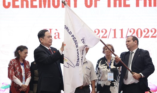 Nhân dịp Đại hội lần thứ 22 của Hội đồng Hòa bình thế giới tổ chức tại Việt Nam, Chủ tịch nước CHXHCN Việt Nam đã quyết định tặng Huân chương Hữu nghị cho Hội đồng Hòa bình thế giới. Ảnh: Thanh Hà