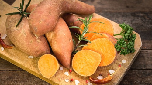 Khoai lang rất giàu chất dinh dưỡng, có thể giúp chúng ta làm sạch mạch máu. Nguồn ảnh: Adobe Stock