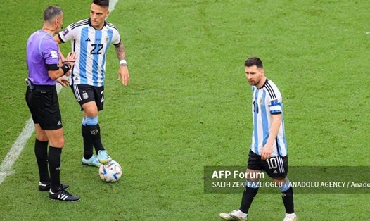 Messi và Lautaro Martinez đã có 4 lần đưa bóng vào lưới Saudi Arabia nhưng có đến 3 lần không được công nhận vì lỗi việt vị. Ảnh: AFP