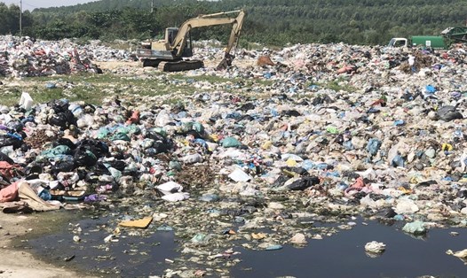 Bãi rác Hồng Lộc (Lộc Hà, Hà Tĩnh) quá tải, rác chậm được chôn lấp gây ô nhiễm môi trường. Ảnh: Trần Tuấn.