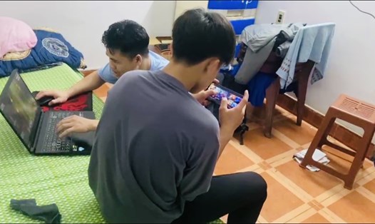 Trong một khu nhà trọ công nhân có lắp đặt wifi miễn phí ở quận Liên Chiểu, thành phố Đà Nẵng. Ảnh: Tường Minh