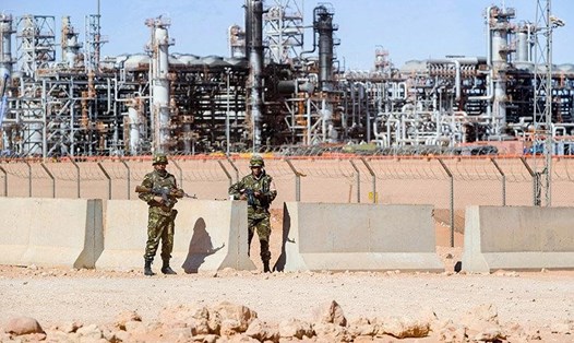 Binh sĩ Algeria đứng gác tại tổ hợp khí đốt Tiguentourine ở In Amenas, cách thủ đô khoảng 1.600km về phía đông nam. Ảnh: AFP