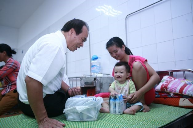 Với số tiền thu được từ Giải chạy vì cộng đồng UpRace 2022, Hội bảo trợ người khuyết tật và trẻ mồ côi Việt Nam có điều kiện để giúp đỡ những trẻ em có hoàn cảnh đặc biệt. Ảnh: Thu Vân