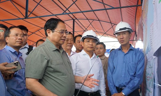 Thủ tướng Chính phủ Phạm Minh Chính đánh giá cao các đơn vị triển khai thực hiện dự án cầu Mỹ Thuận 2. Ảnh: Hải Dương