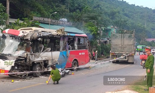 Vụ va chạm giữa xe khách và xe đầu kéo khiến 2 người thiệt mạng, 3 người bị thương. Ảnh: Nguyễn Hoàn