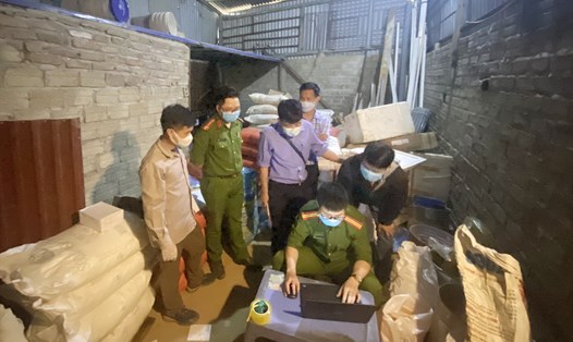Hơn 1 tấn thuốc nổ được Công an huyện Văn Bàn phát hiện tại kho nhà bà Thủy. Ảnh: Thanh Tuấn.