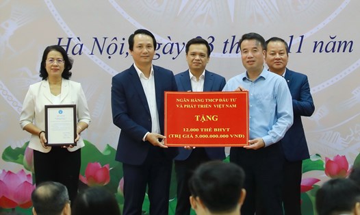 Ông Trần Long - Phó TGĐ BIDV (bên trái) đại diện ngân hàng trao tặng 12.000 thẻ BHYT trị giá 5 tỷ đồng. Ảnh: BIDV
