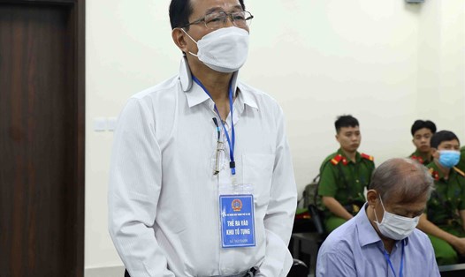 Cựu Thứ trưởng Y tế Cao Minh Quang (đứng) và cựu Vụ trưởng Vụ Kế hoạch Tài chính Bộ Y tế Dương Huy Liệu (phải, ngồi) ngày đầu phiên toà sơ thẩm. Ảnh: Duy Kiên
