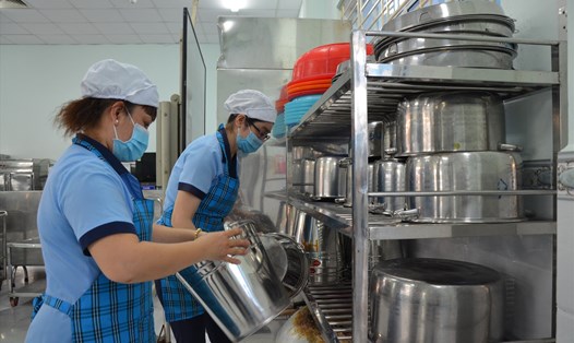 Chuẩn bị bữa ăn bán trú tại Trường Tiểu học Bông Sao (TPHCM). Ảnh: Huyên Nguyễn