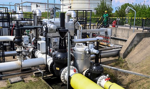 Trạm tiếp nhận dầu của đường ống Druzhba tại nhà máy lọc dầu Duna (Danube) ở Szazhalombatta, Hungary, cách Budapest khoảng 30 km về phía nam. Ảnh: AFP