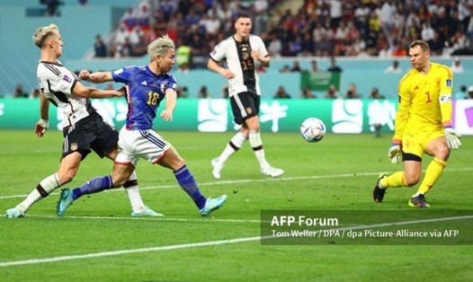 Takuma Asano có pha đi bóng táo bạo và dứt điểm khó tin ấn định chiến thắng 2-1 cho tuyển Nhật Bản trước tuyển Đức. Ảnh: AFP