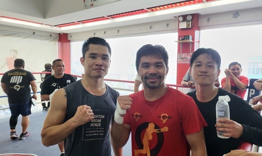 Đinh Hồng Quân (trái) đã tập luyện tại lò của võ sĩ nổi tiếng Manny Pacquiao (áo đỏ) để chuẩn bị cho trận thượng đài tối 10.12 tới. Ảnh: Nhân vật cung cấp