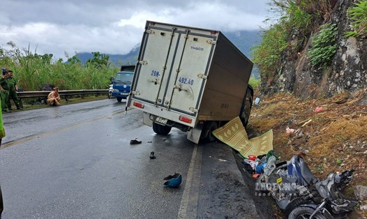 Hiện trường vụ tai nạn trên Quốc lộ 6 khiến 1 người chết, 1 người bị thương. Ảnh: Minh Nguyễn.
