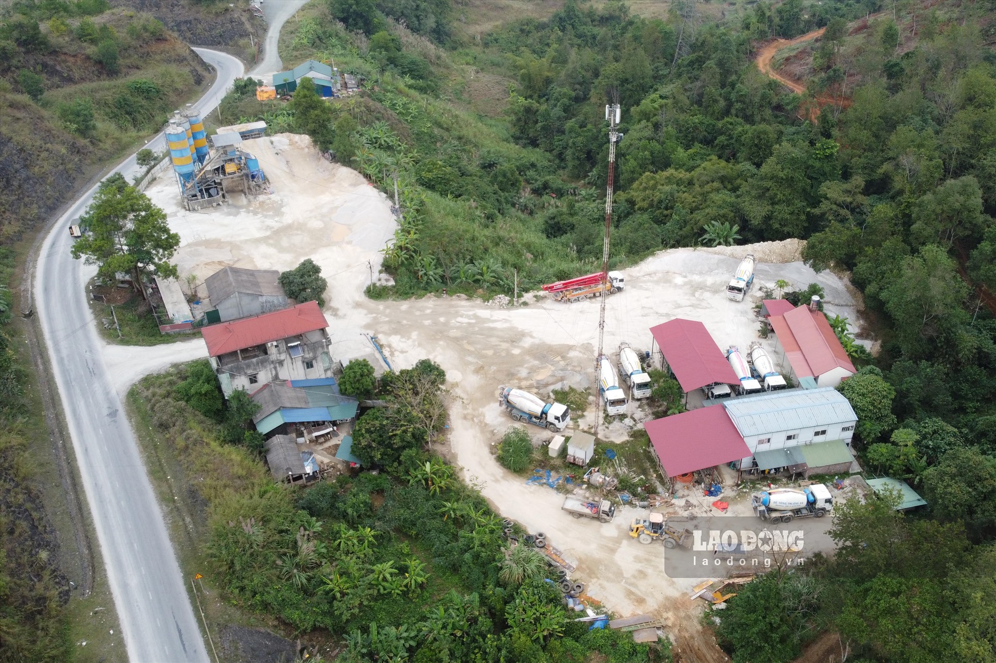 Trạm bê tông nằm trên diện tích rộng lớn khoảng 3.000 m2. Ảnh: Trần Trọng.