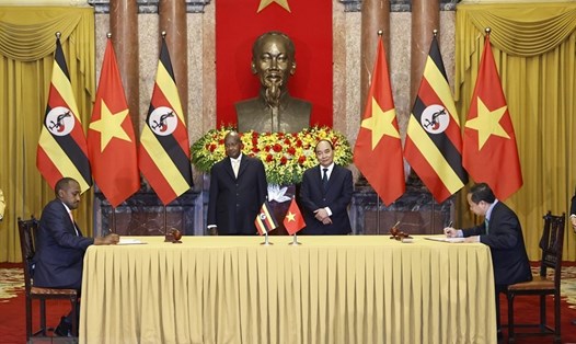 Chủ tịch nước Nguyễn Xuân Phúc và Tổng thống Uganda Yoweri Kaguta Museveni chứng kiến lễ ký các văn kiện hợp tác giữa hai nước. Ảnh: TTXVN