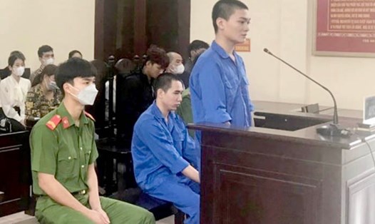 Hải bị cáo Nguyễn Hoài Nam (đang đứng) và Nguyễn  Văn Hùng tại phiên xét xử. Ảnh: Như Thành