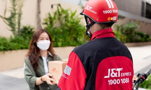 Đại diện J&T Express tại Việt Nam chia sẻ, đơn vị sẽ nỗ lực nâng cao chất lượng dịch vụ, triển khai các chương trình ưu đãi, hỗ trợ đối tác, tạo đòn bẩy giúp đối tác chinh phục mục tiêu kinh doanh vào giai đoạn nước rút cuối năm. Ảnh: Nhiên Đỗ