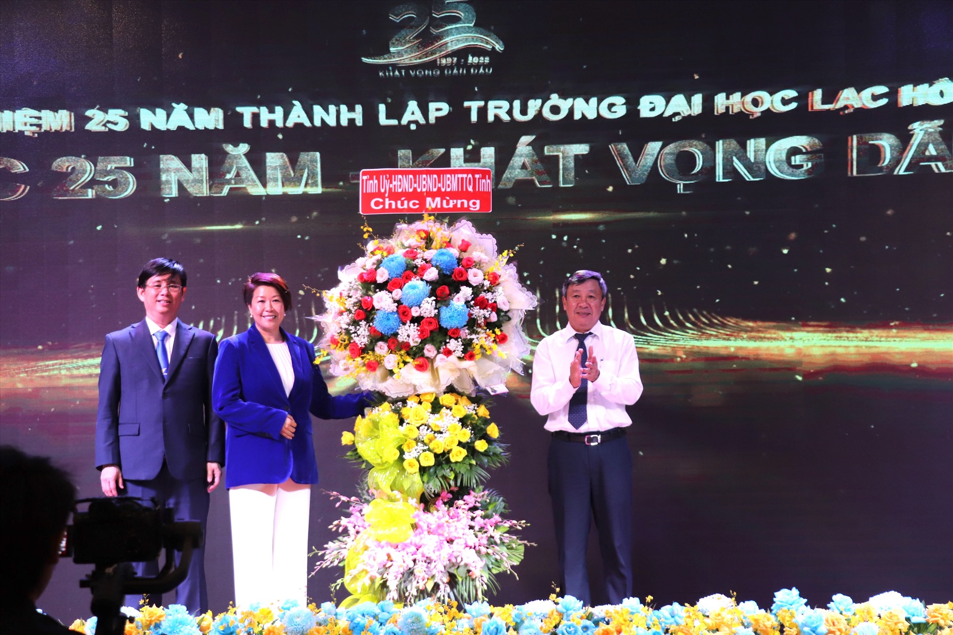 Lãnh đạo tỉnh Đồng Nai tặng hoa chúc mừng trường Đại học Lạc Hồng. Ảnh: Hà Anh Chiến