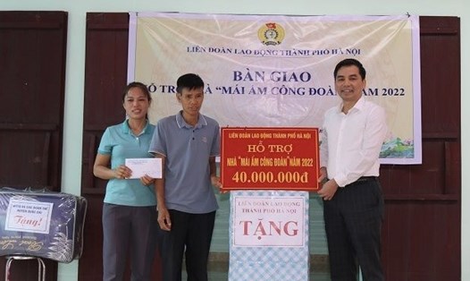 Phó Chủ tịch Liên đoàn Lao động thành phố Hà Nội Lê Đình Hùng trao kinh phí hỗ trợ Mái ấm Công đoàn cho gia đình anh Thu. Ảnh: Quang Bảy.
