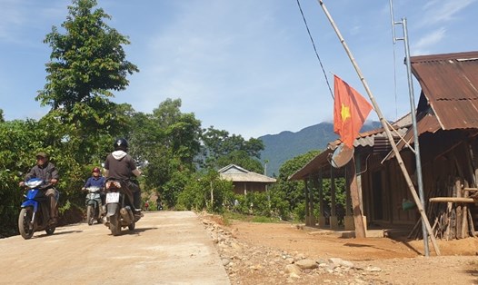 Nhiều người đồng bào thiểu số Vân Kiều, Pa Cô ở các huyện miền núi tỉnh Quảng Trị không biết đọc, viết tiếng Việt sẽ có cơ hội thi bằng lái xe môtô A1 sau ngày 5.12.2022. Ảnh: Hưng Thơ.