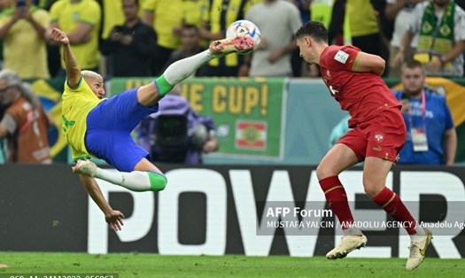 Richarlison với bàn thắng đẹp mắt ấn định tỉ số 2-0 cho Brazil trước Serbia. Ảnh: AFP