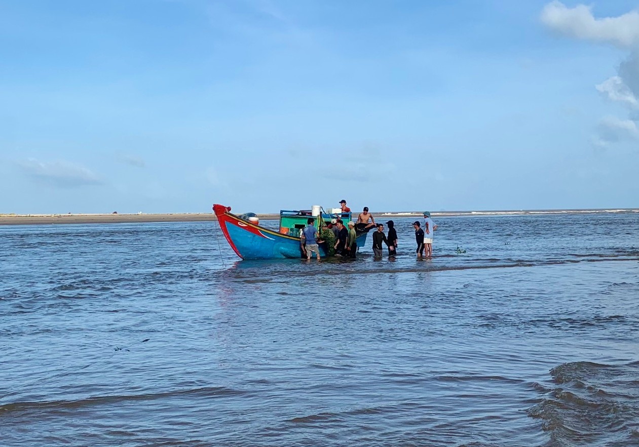 Lực lượng BĐBP Quảng Bình phối hợp cùng ngư dân đưa một tàu cá bị nạn vào bờ. Ảnh: BĐBP Quảng Bình cung cấp