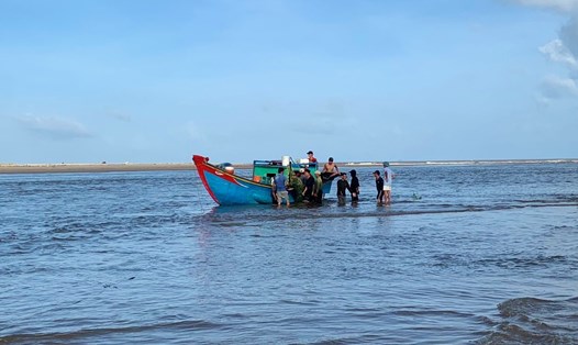 Lực lượng BĐBP Quảng Bình phối hợp cùng ngư dân đưa một tàu cá bị nạn vào bờ. Ảnh: BĐBP Quảng Bình cung cấp