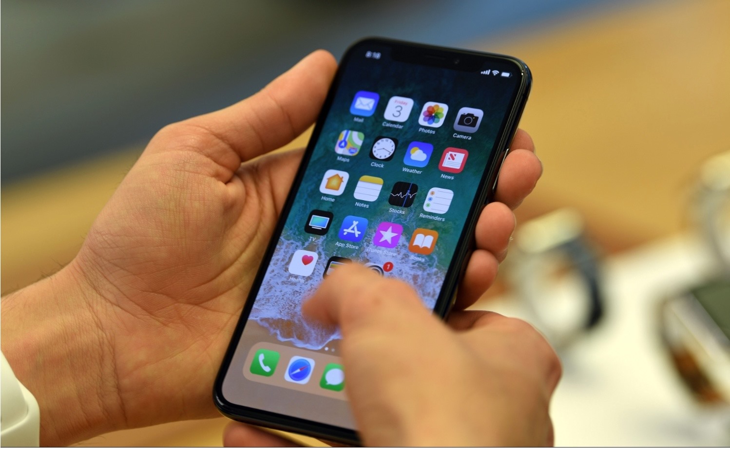 iPhone tại các đại lý bán lẻ ở Brazil đã bị tịch thu do không có bộ sạc đi kèm. Ảnh: AFP