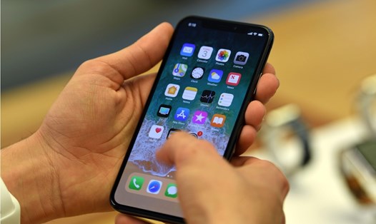 iPhone tại các đại lý bán lẻ ở Brazil đã bị tịch thu do không có bộ sạc đi kèm. Ảnh: AFP