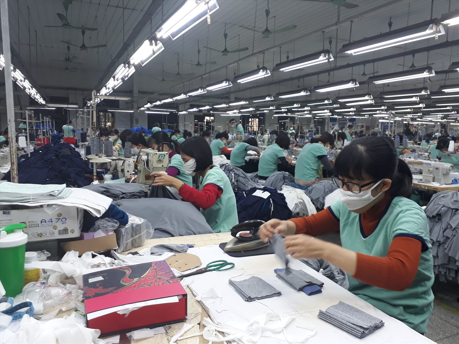 Các nữ công nhân công ty may mặc trong giờ làm việc. Ảnh: Quế Chi