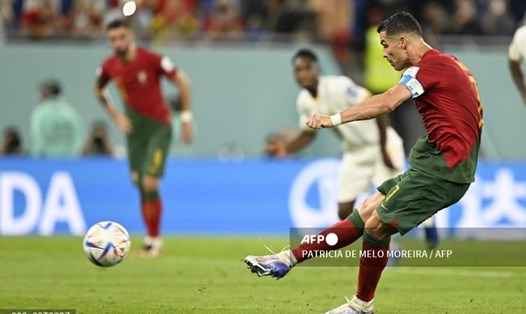 Ngôi sao Ronaldo ghi bàn trên chấm 11m sau quả penalty có nhiều tranh cãi. Ảnh: AFP