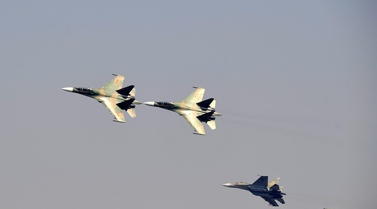 Máy bay Su-30MK2 và và trực thăng Mi thao diễn trên bầu trời Hà Nội. Ảnh: Quân đội Nhân dân