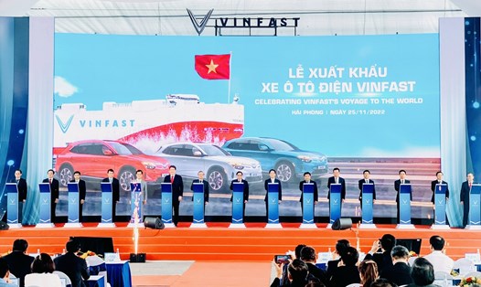 Thủ tướng Chính phủ Phạm Minh Chính cùng lãnh đạo các bộ, ngành tại Lễ xuất khẩu xe ôtô điện VinFast sang thị trường Mỹ. Ảnh: Mai Chi