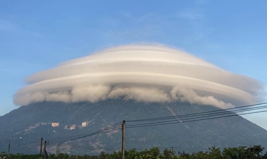 Mây thấu kính có tạo hình đẹp mắt trên đỉnh núi Bà Đen (Tây Ninh). Ảnh: Huy Bùi