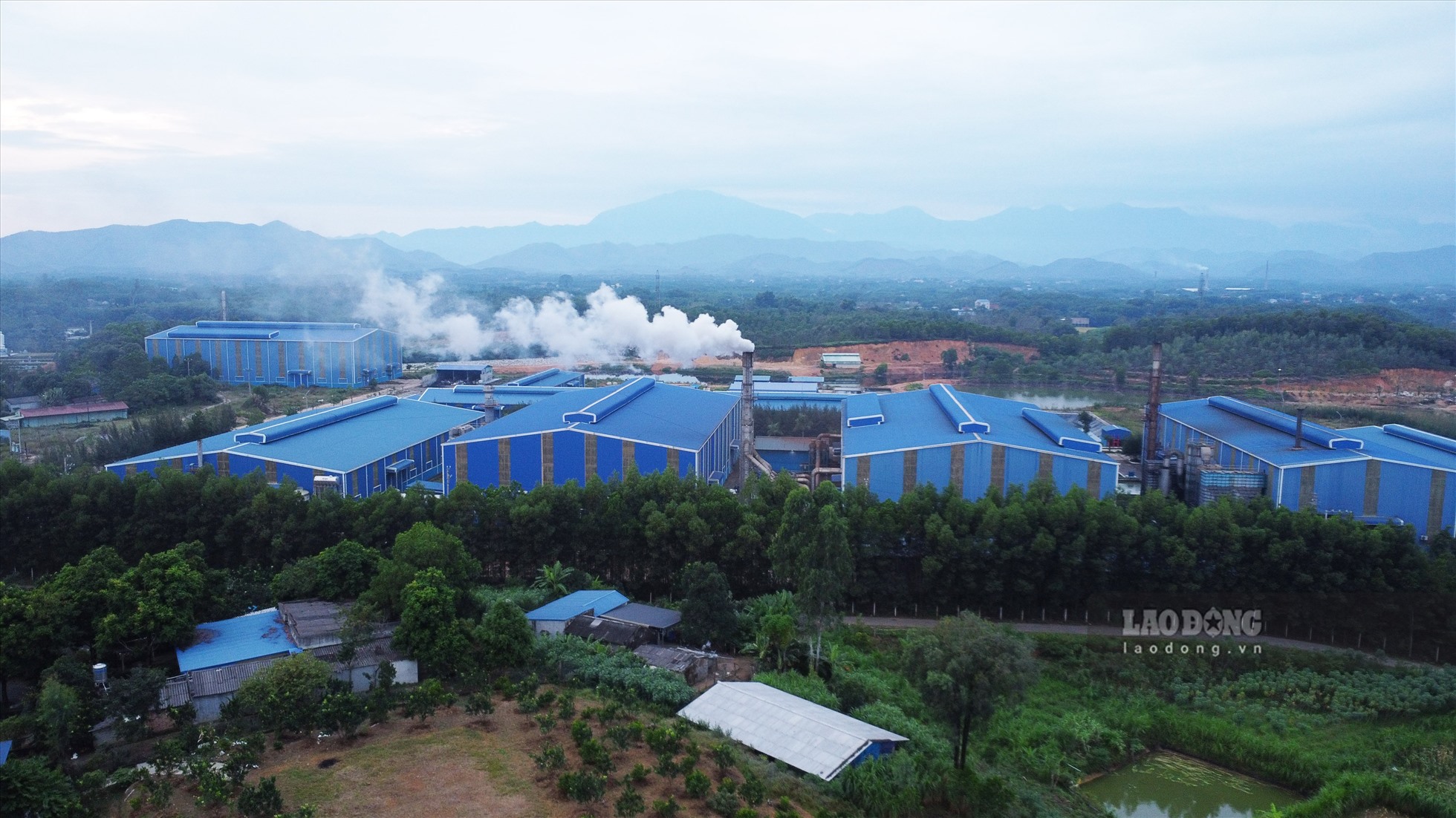 Khói bụi phát tán trong quá trình đốt rác của Công ty TNHH Môi trường Sông Công (TP Sông Công) khiến người dân bức xúc. Ảnh: Nguyễn Tùng