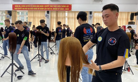 Các thí sinh trong phần thi thực hành hớt tóc trên đầu mannequin. Ảnh: Đức Long