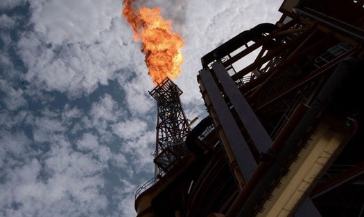 Giá dầu vẫn dõi theo quyết định áp mức trần giá đối với dầu của Nga của G7. Ảnh: AFP.
